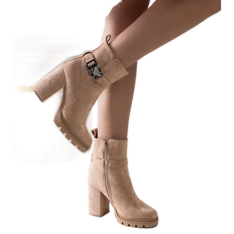 Beigefarbene Stiefeletten mit hohem Absatz, verziert mit einer Torhia-Schnalle