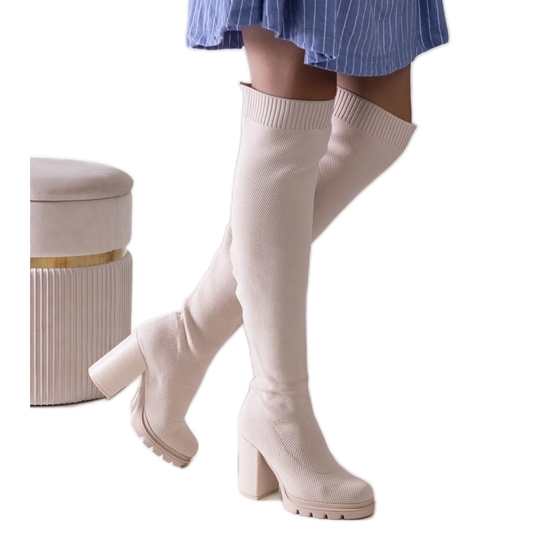 Lange, beigefarbene Slip-on-Stiefel von Lija mit hohem Absatz