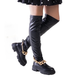 Schwarze flache Stiefel mit Kette von Aruen