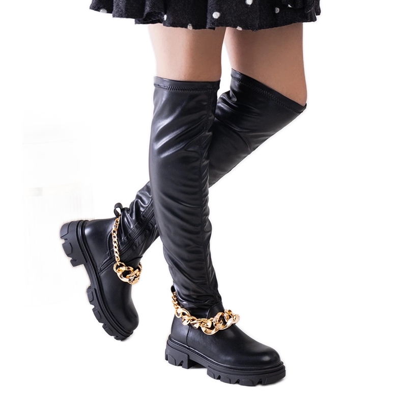 Schwarze flache Stiefel mit Kette von Aruen