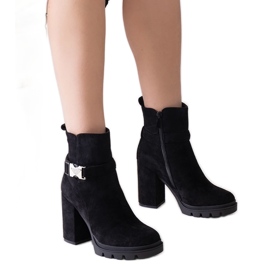 Schwarze Stiefeletten mit hohem Absatz, verziert mit einer Torhia-Schnalle