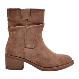 Beige isolierte Damen-Stiefeletten mit gerafftem Obermaterial und niedrigem Absatz von Zinanya