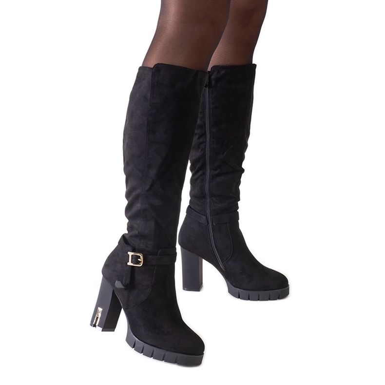 Schwarze isolierte Stiefel mit hohen Absätzen von Alra