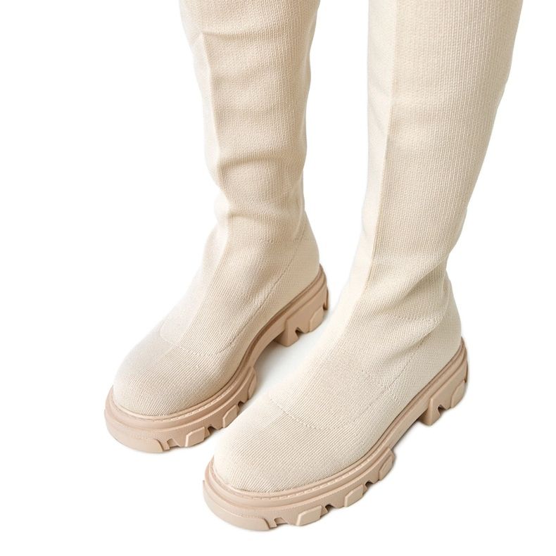 Lange beige Stoffstiefel auf der Athira-Plattform