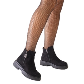 Schwarze Stiefeletten mit dekorativem Anhänger auf der Plateausohle aus Melane-Öko-Wildleder