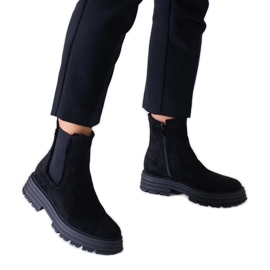 Schwarze hohe Stiefel auf einer dicken Sabra-Öko-Wildlederplattform