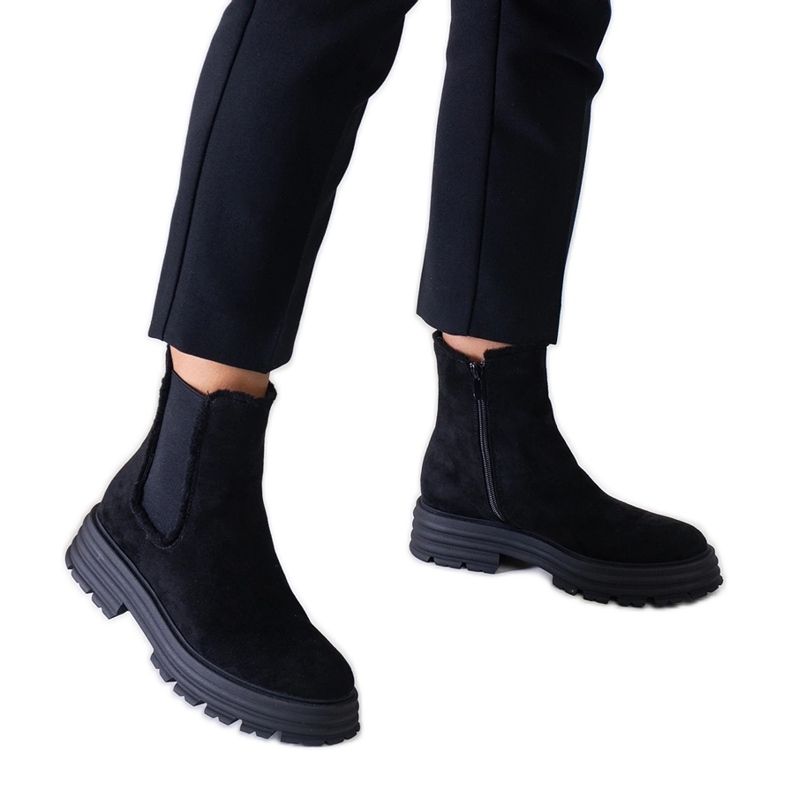 Schwarze hohe Stiefel auf einer dicken Sabra-Öko-Wildlederplattform