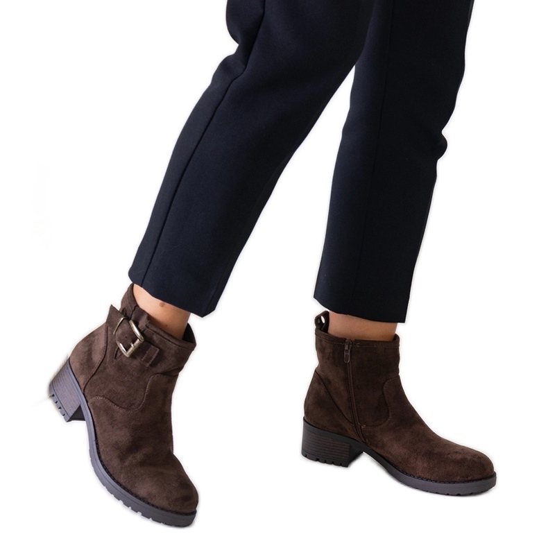 Braune Stiefeletten mit Metalleinsatz auf niedrigem Absatz, Öko-Wildleder Nadiara