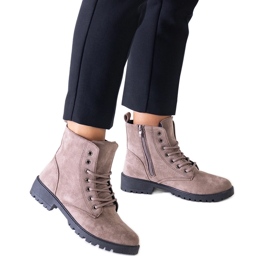 Braune Arbeiterstiefel aus Öko-Wildleder auf der Barosa-Plattform