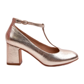 Mascara Frauenpumpen mit Öko-Leder auf dem goldenen Metallpfosten