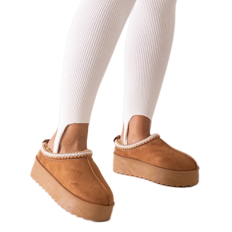 Braune Hausschuhe mit Stickerei auf hohem Plateau von Luanela