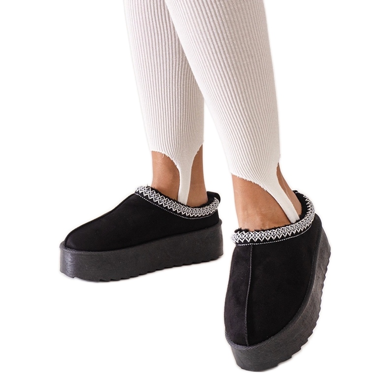 Schwarze, mit Stickereien verzierte Hausschuhe auf einem hohen Luanel-Plateau