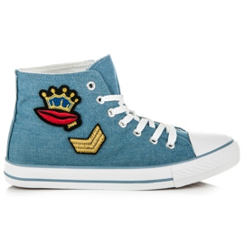 Hohe Turnschuhe auf der Bindung blau