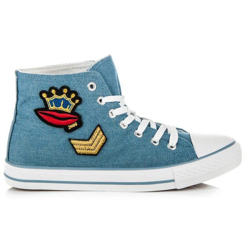 Hohe Turnschuhe auf der Bindung blau