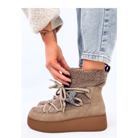 Khakifarbene Schneestiefel mit Lammfell braun