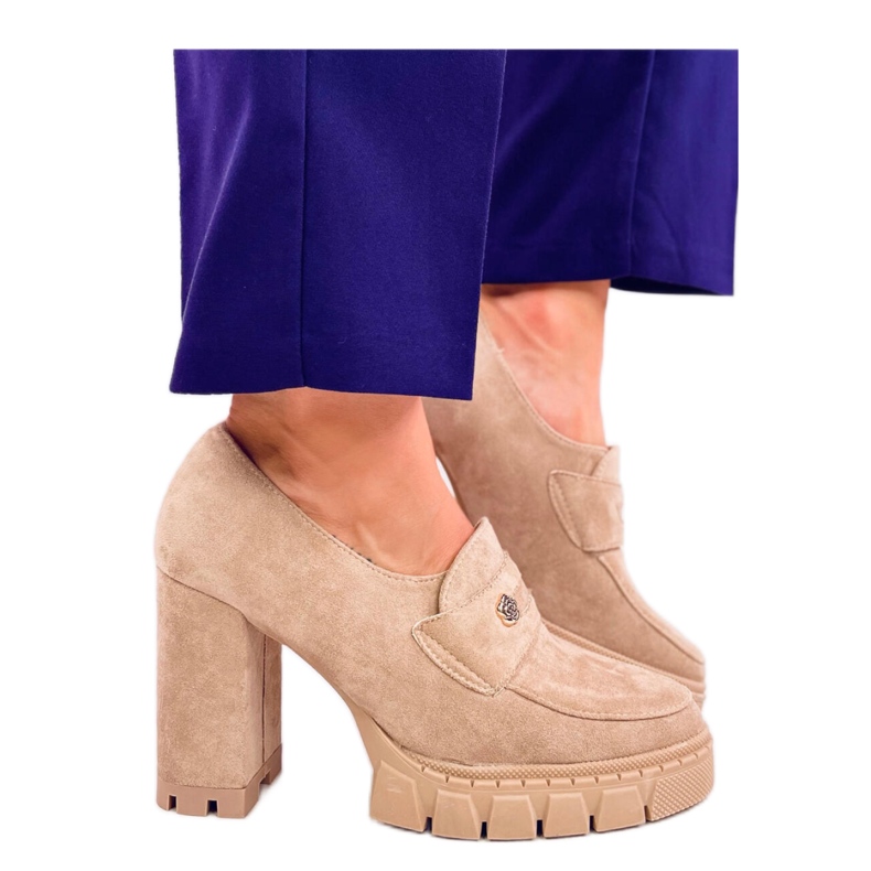 Khakifarbene Loafer mit hohem Absatz und Plateausohle beige