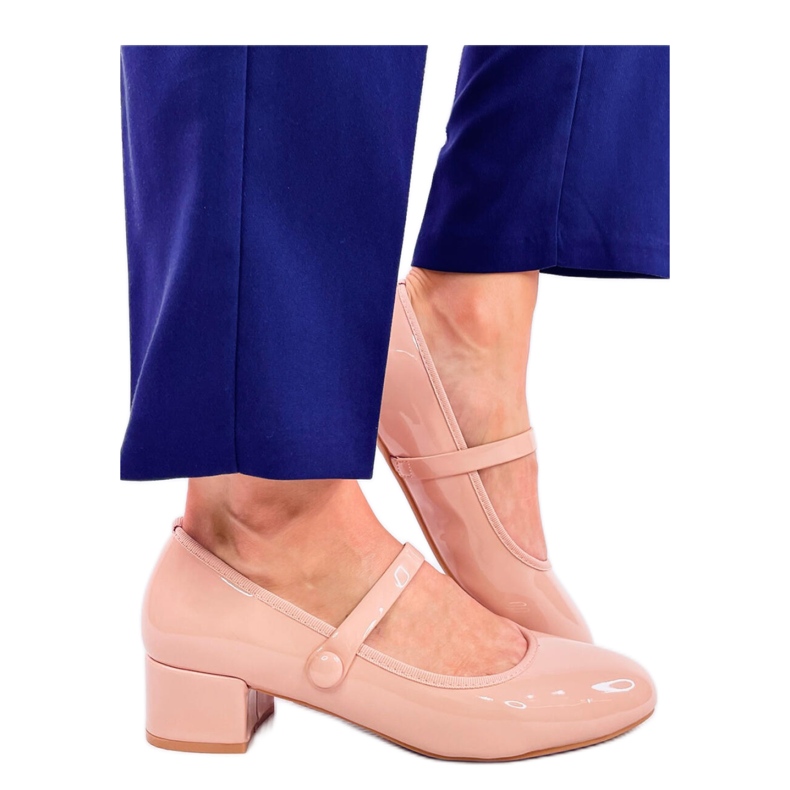 Nudefarbene Ballerinas aus Lackleder mit hohem Absatz beige