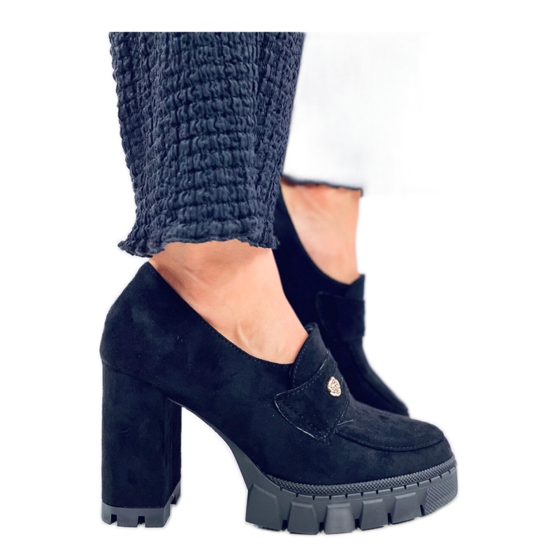 Schwarze Slipper mit hohen Absätzen und Plateausohle