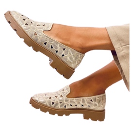 Goldene, durchbrochene Mokassins beige