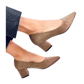 Khakifarbene Pumps mit niedrigem Absatz braun