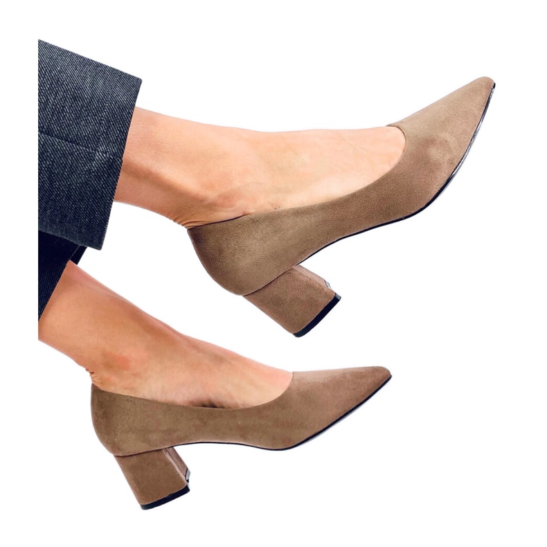 Khakifarbene Pumps mit niedrigem Absatz braun