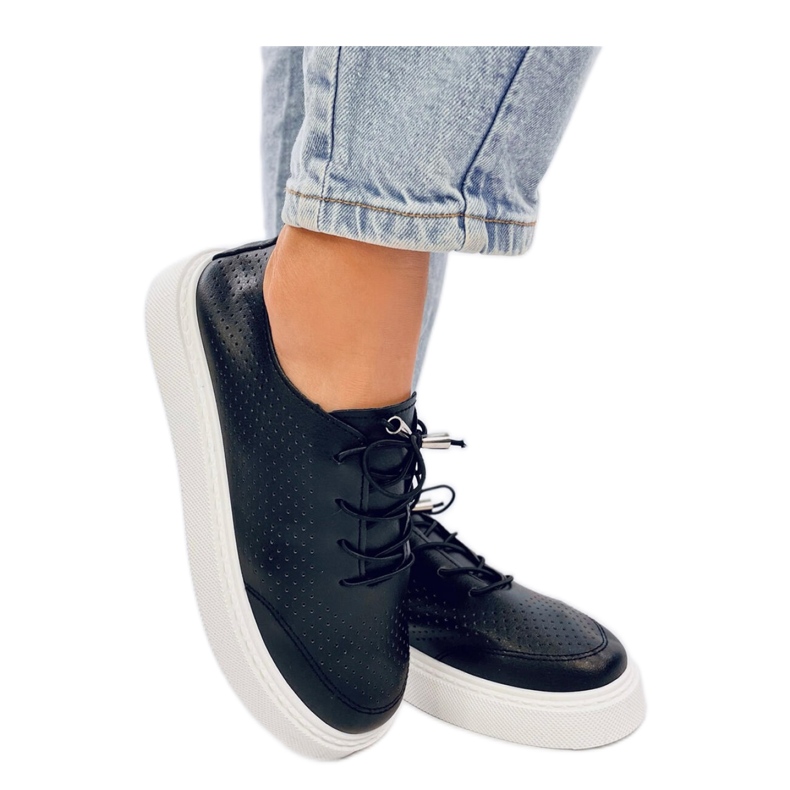 Schwarze, durchbrochene Turnschuhe