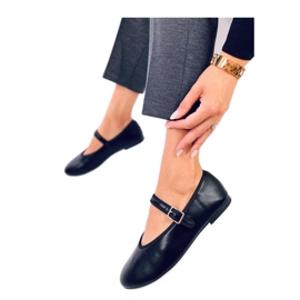 Ballerinas mit schwarzem Riemen