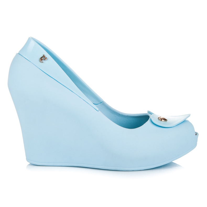 Vices Meliski auf einem offenen Zehenkeil blau