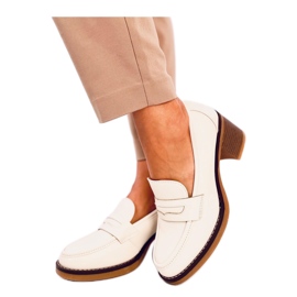 Beigefarbene Mokassins mit hohen Absätzen