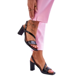 Schwarz lackierte Sandalen am Pfosten