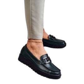 Damenschuhe auf der grünen Plattform