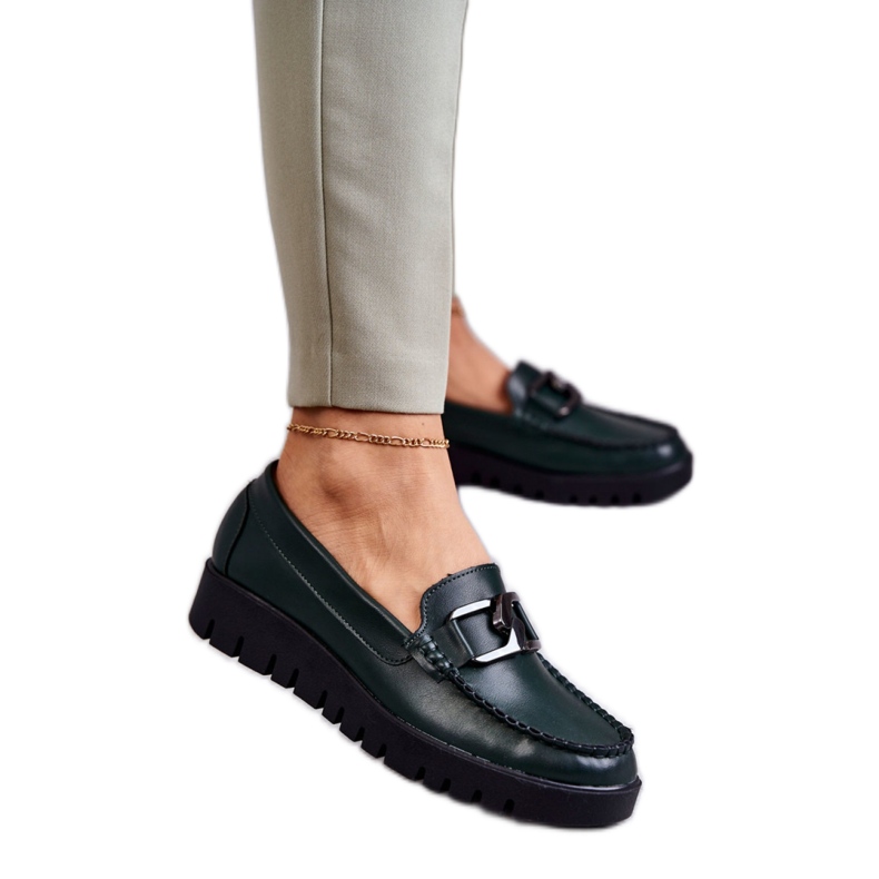 Damenschuhe auf der grünen Plattform