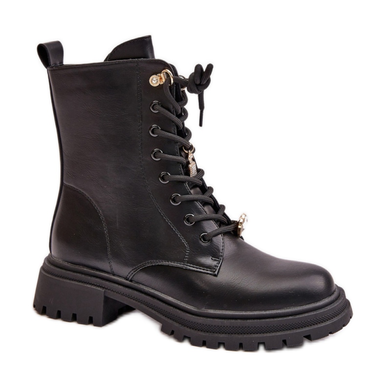 Damenbaggies mit schwarzen Anstecknadeln