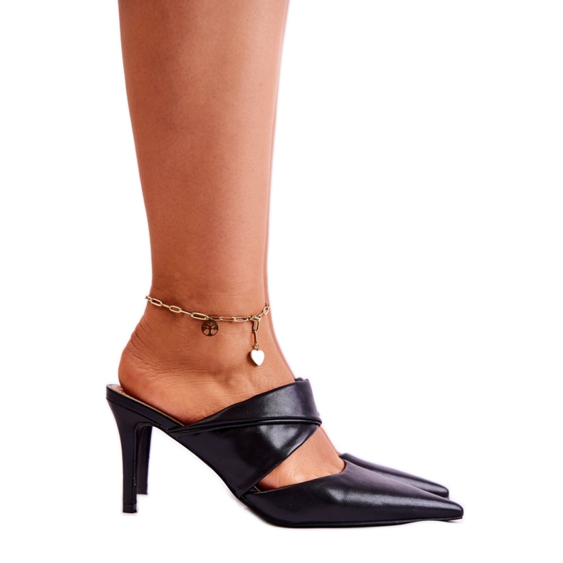 Elegante schwarze Flip-Flops mit hohen Absätzen