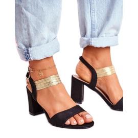 Sandalen mit hohem Absatz und dekorativem schwarzen Riemen