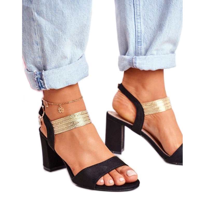 Sandalen mit hohem Absatz und dekorativem schwarzen Riemen