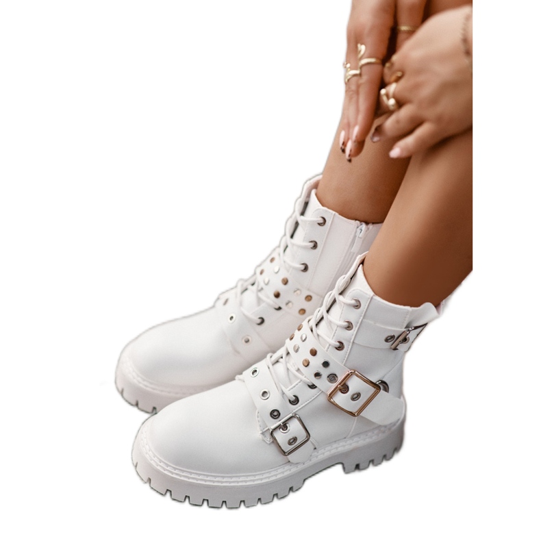 Damenbaggies mit weißen Schnallen