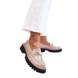 Lackbeige Plateau-Loafer