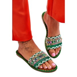 Grüne verzierte Flip-Flops