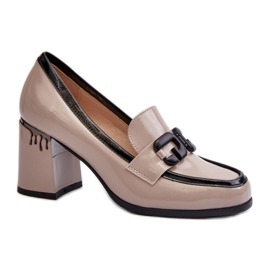 Beigefarbene Damenschuhe aus Lackleder