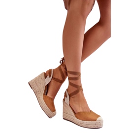 Kamelfarbene Keilsandaletten mit Schnürung braun