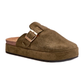 Damenhausschuhe auf der grünen Plattform