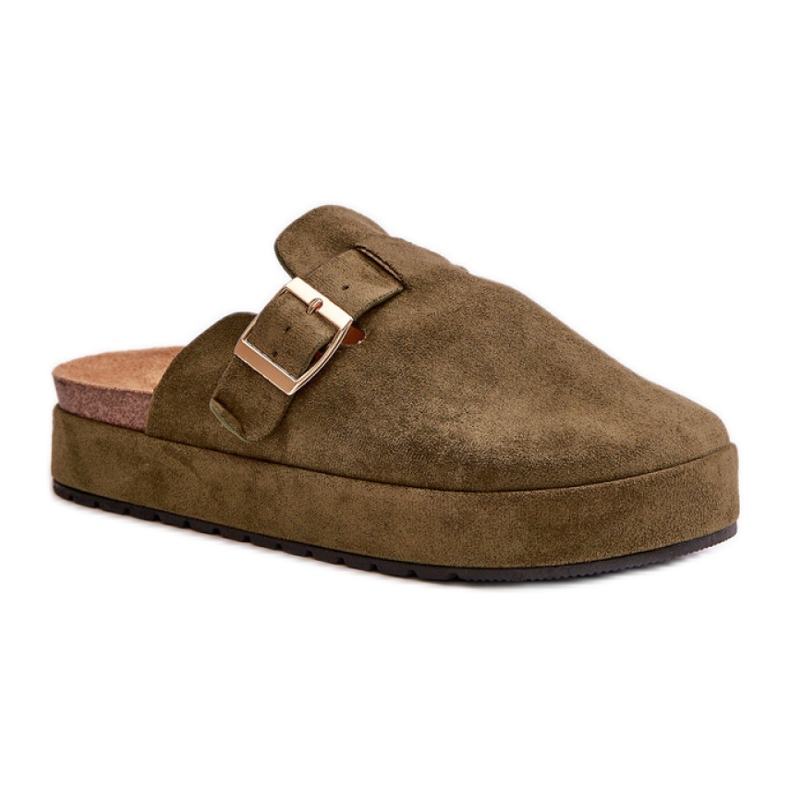 Damenhausschuhe auf der grünen Plattform