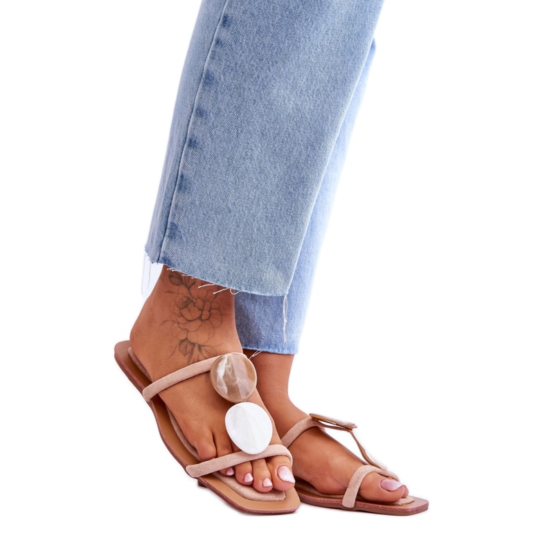 Wildlederpantoffeln mit beigen Verzierungen