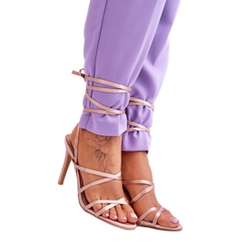 Beigefarbene Schnürsandalen mit hohen Absätzen