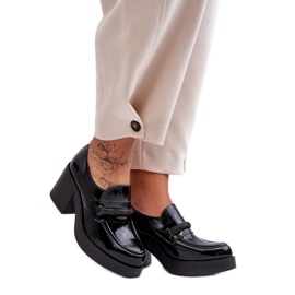 Schuhe mit hohem Absatz und schwarzer Verzierung