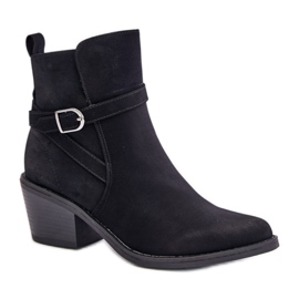 Schwarze Cowboystiefel mit hohen Absätzen