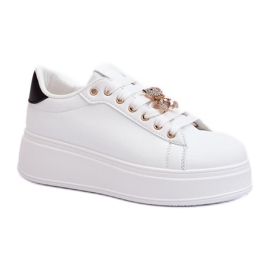 Sportschuhe mit weißer Anstecknadel