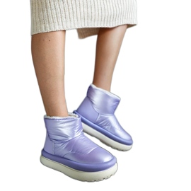 Lila warme Schneestiefel auf der Cores-Plattform