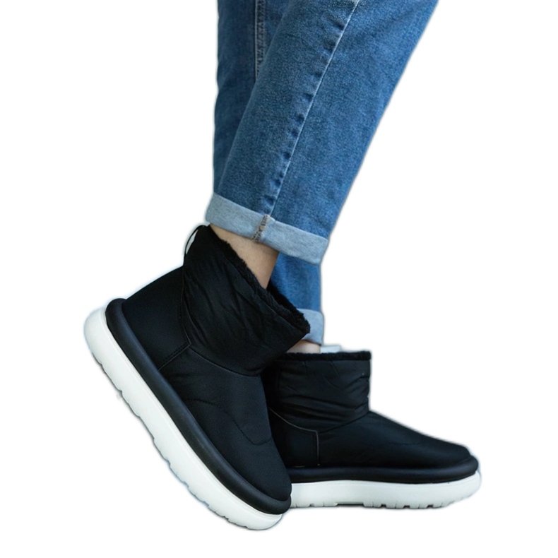 Schwarze warme Schneestiefel auf der Cores-Plattform